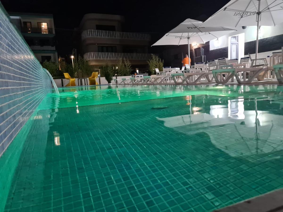 Bunga Bunga Resort Mamaia Nord 那沃达利 外观 照片