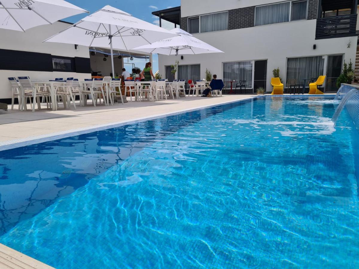 Bunga Bunga Resort Mamaia Nord 那沃达利 外观 照片